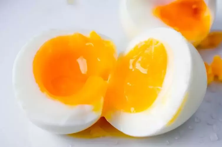mehko kuhano piščančje jajce za prehrano brez ogljikovih hidratov