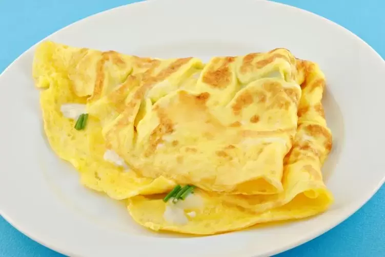 omleta s sirom za prehrano brez ogljikovih hidratov