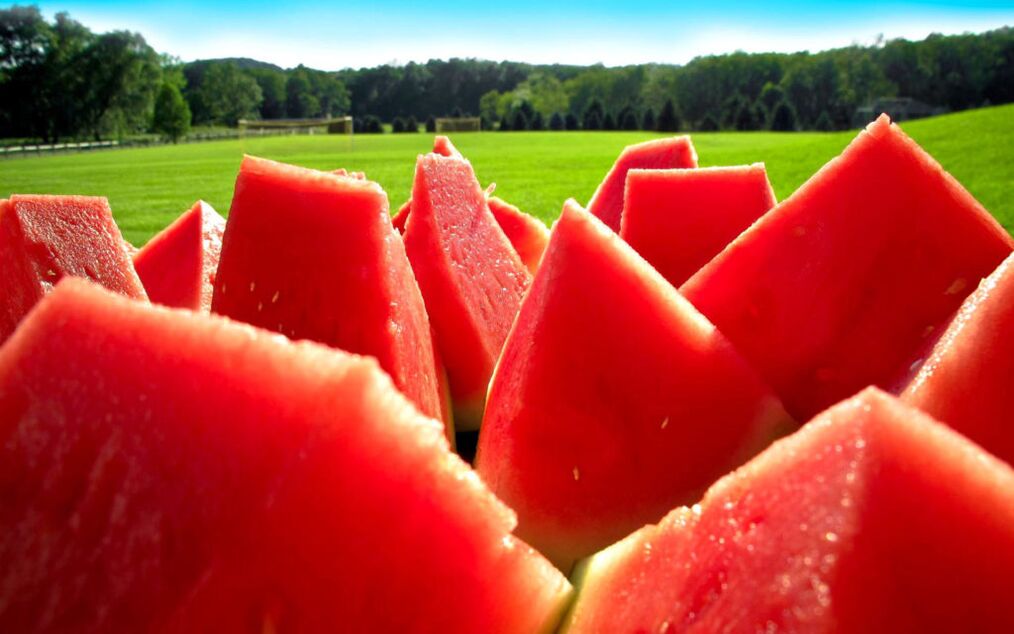 Sočne rezine lubenice bodo pomagale odstraniti toksine iz telesa