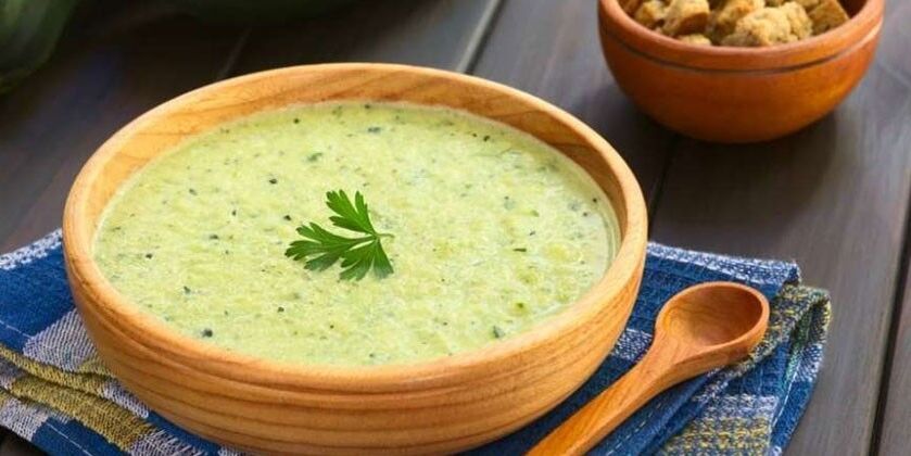 Pire juha iz zelja in bučk je želodcu prijazna jed na hipoalergenem dietnem meniju