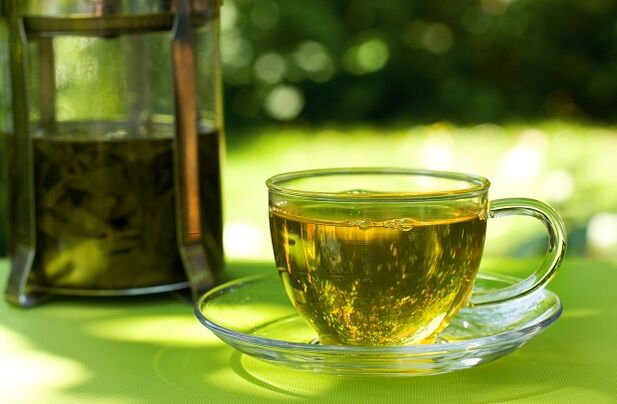 Zeleni čaj je osnova ene od možnosti vodne diete