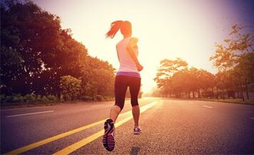 Kardio trening, kot je tek, pomaga pri kurjenju maščobe na nogah. 